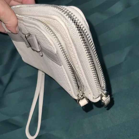 Jessica Simpson Taupe Bow Back Zip Wallet Wristlet 8” X 4.5” X 1” NWOT - Picture 10 of 16